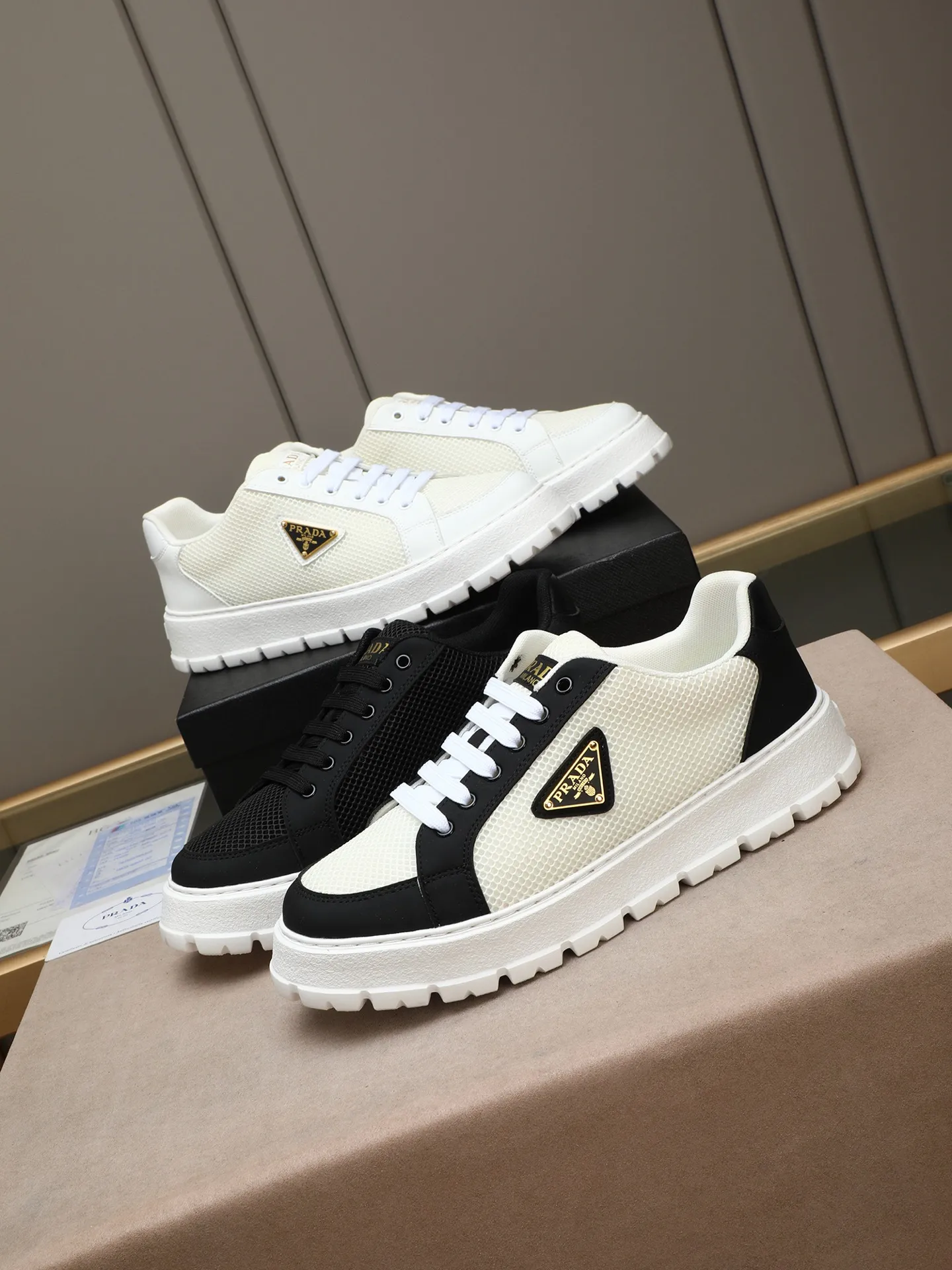 Men's Men's Shoes 💰440 Prada/Prada Men's new casual shoes, this sports shoe is made of imported calfskin upper with breathable mesh and breathable mesh lining. The foot pads are made of sheepskin, and the outsole is made of non-slip sports exclusive rubber outsole with logo. It feels good on the feet and is a fashionable item! Size: 38-44 (45 customized)